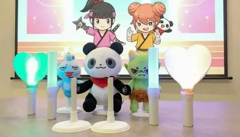 ペンライトとキャラクターのぬいぐるみが並ぶ様子